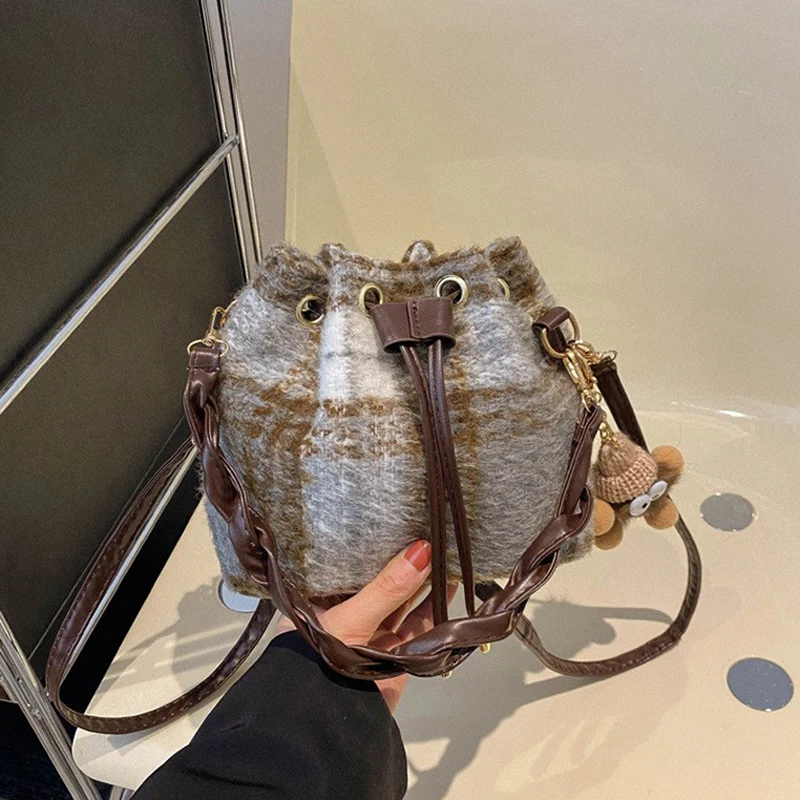 Tweed-Karo-Umhängetasche mit Kordelzug, klassische karierte Damenhandtasche, Retro-Make-up-Tasche, elegante Herbst-/Wintertasche – Detail 5