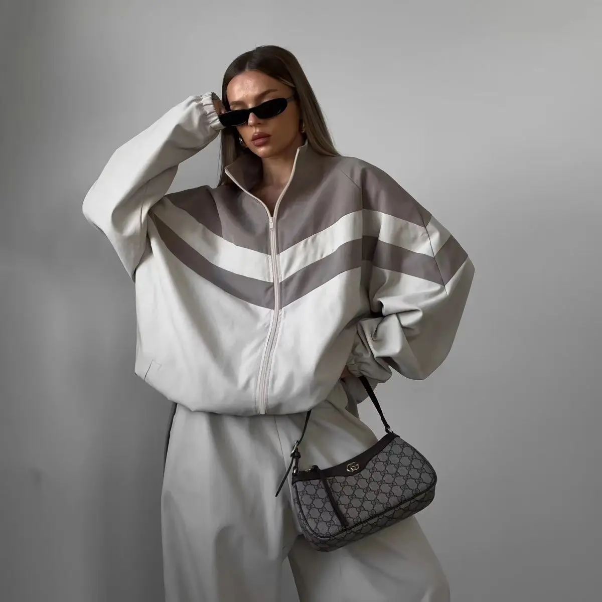 ชุดเซ็ตเสื้อโค้ทเทรนช์สไตล์สปอร์ตแบบแพทช์เวิร์คสำหรับผู้หญิงยุโรปและอเมริกา แฟชั่นสตรีทแวร์ ชุดสองชิ้น สำหรับฤดูใบไม้ผลิและฤดูใบไม้ร่วง ทรงหลวม ระบายอากาศได้ดี