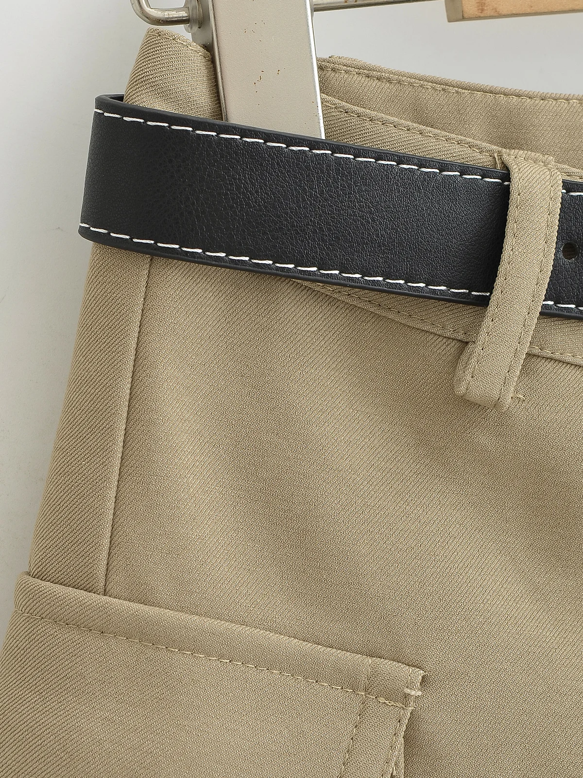 กางเกงขายาวทรงตรงสไตล์สตรีท แต่งเข็มขัดเอวต่ำ ดีไซน์เซ็กซี่ทันสมัยสำหรับสาวๆ  งานปักละเอียด  คอลเลคชั่นใหม่สำหรับฤดูร้อน