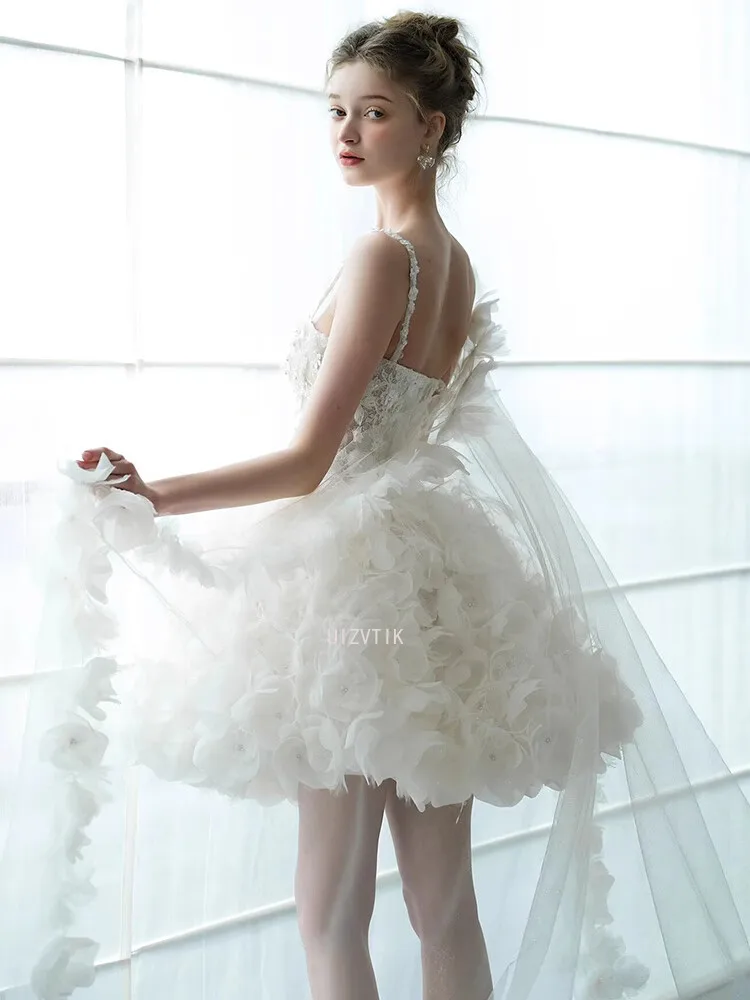 Mini vestidos de novia blancos con tirantes finos, flores 3D, sin espalda, fotos nupciales, vestido para sesión de fotos, nuevos vestidos cortos sexis de fiesta de noche 2025