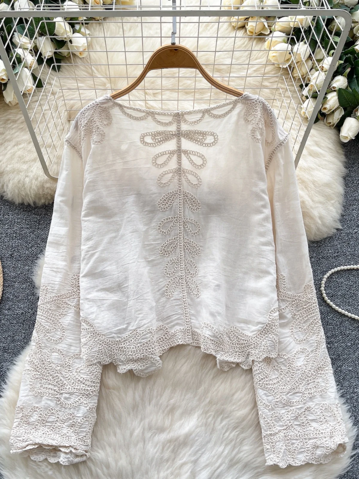 قميص نسائي عصري متعدد الاستخدامات لخريف وشتاء 2024، تصميم جديد مطرز ومفرغ بأكمام طويلة، نمط كوري فضفاض