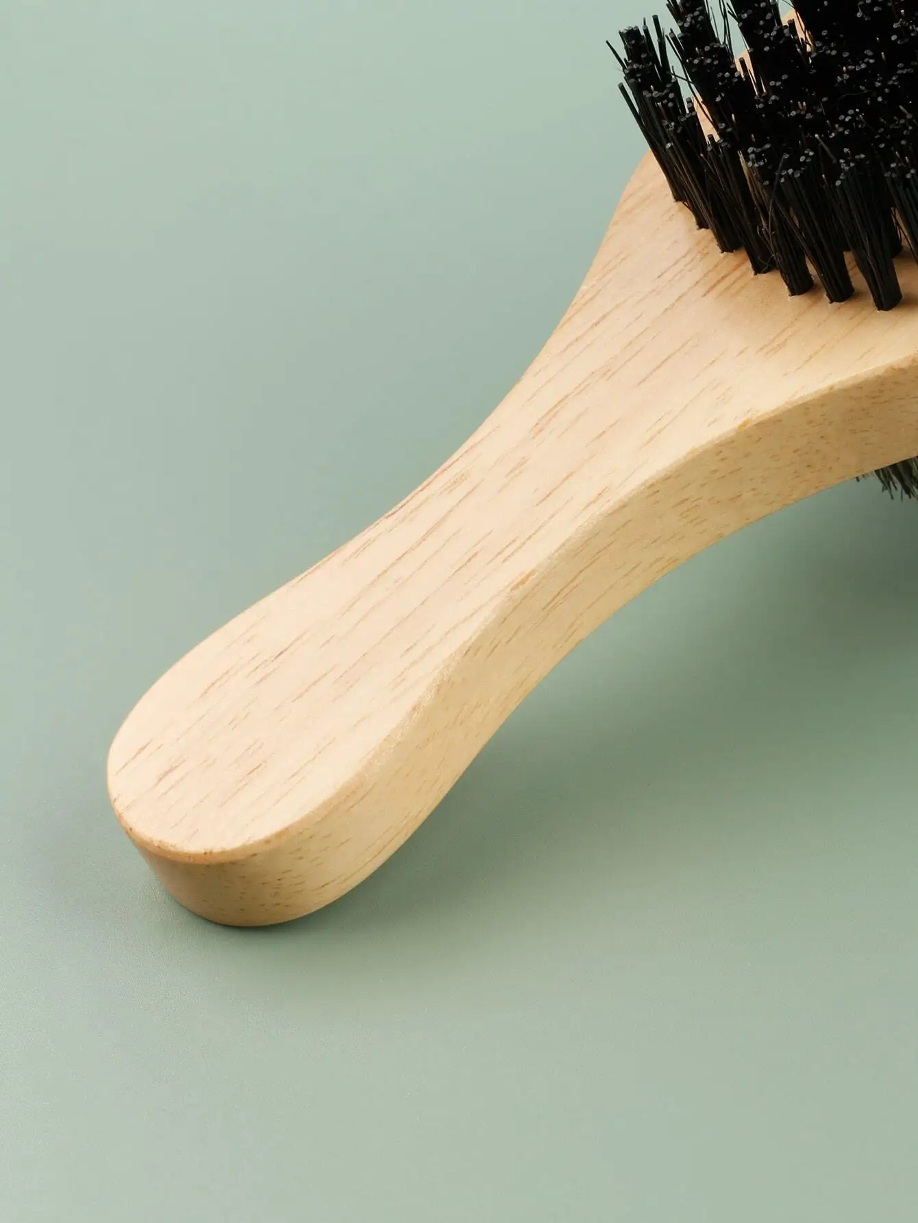 Brosse à barbe double face pour le toilettage des hommes : manche en bois, poils et poils en nylon pour la coiffure et le nettoyage