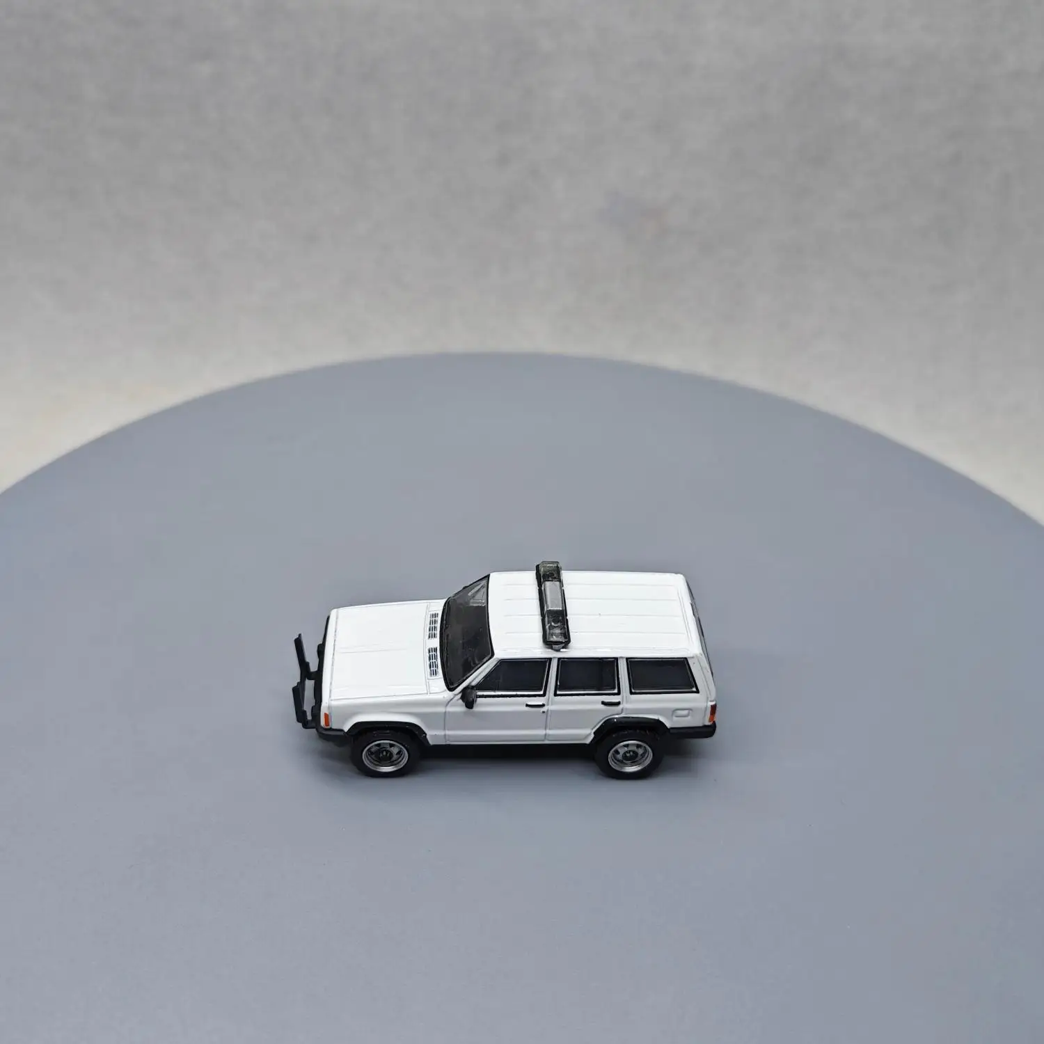 Green Light 1:64 1997 Jeep Cherokee Jeep Police Alloy car model high detail children's collector's gift decoration ornament gift