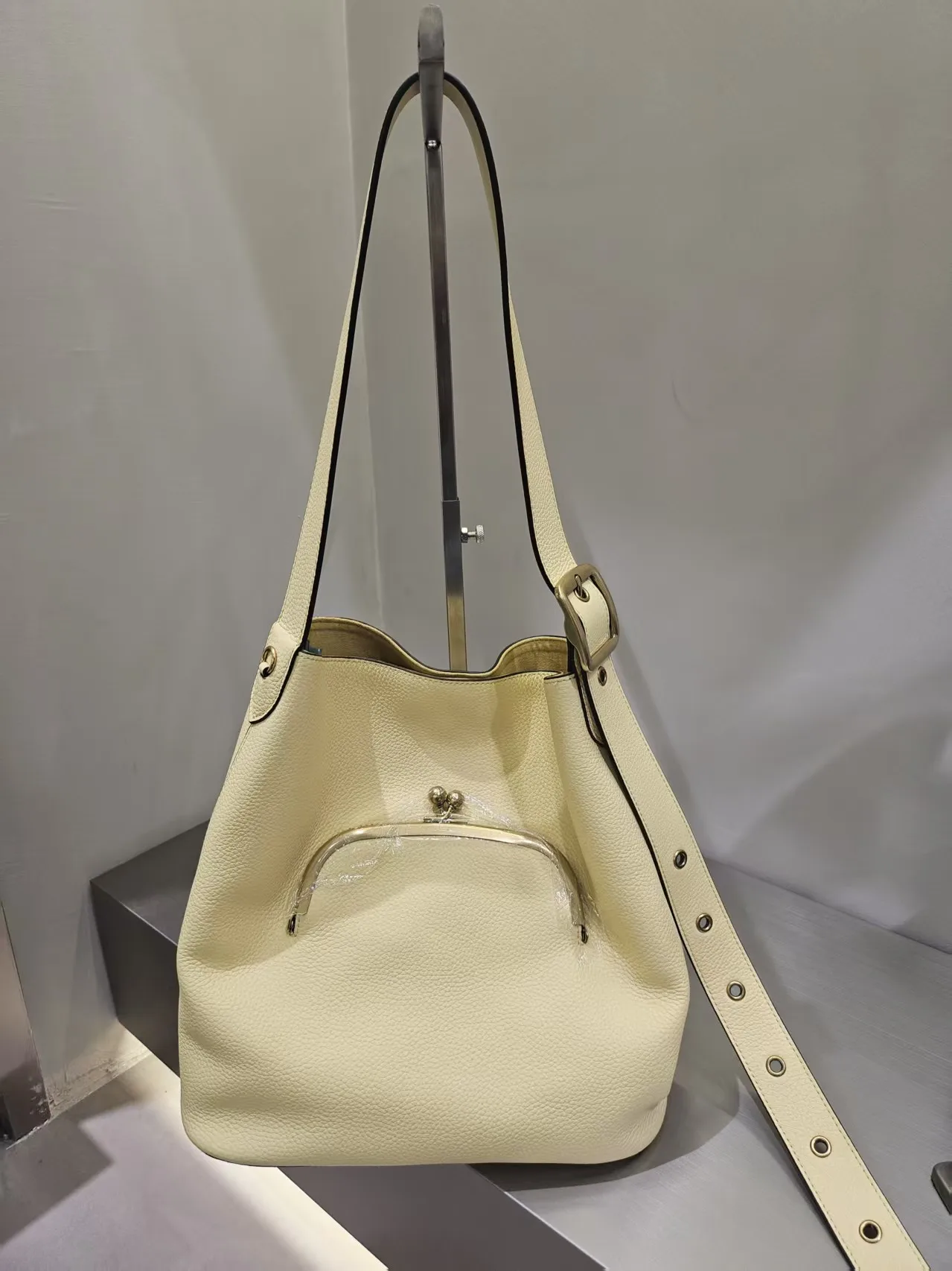 

FIRMRANCH Retro Unique Clip Design Large Capacity Textured Cowhide Women's Shoulder Crossbody Bag Fashionable Bucket Purse