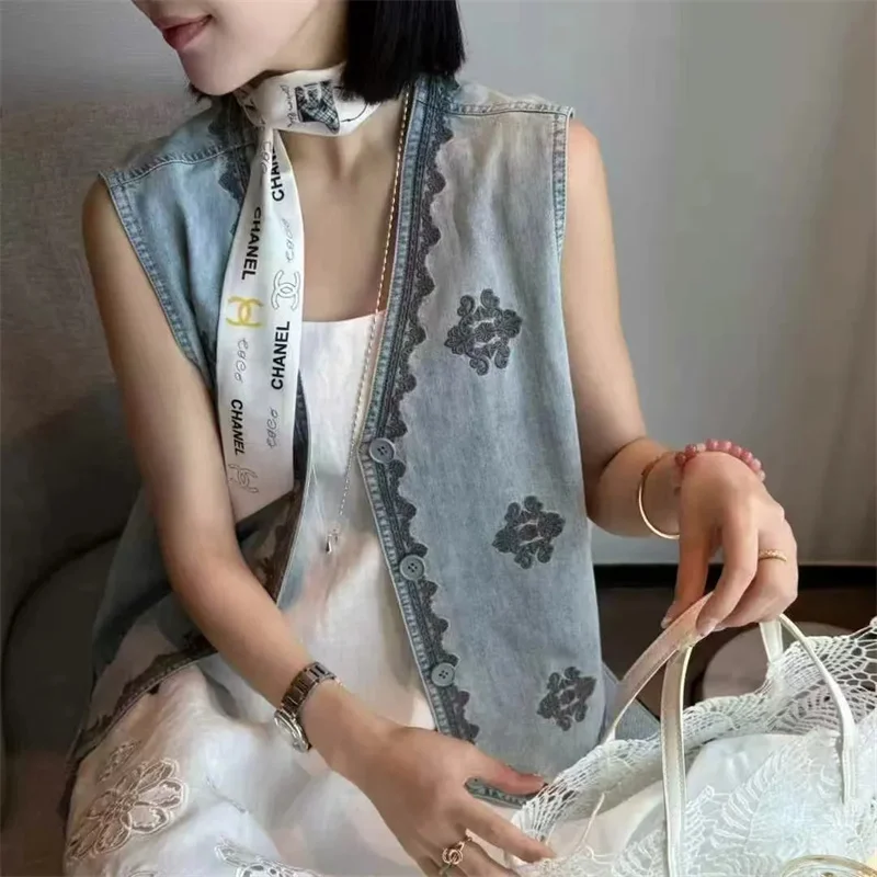 

European Station High-End V-Neck Embroidered Single Breasted Denim Vest Jacket Women 2025 Summer New Fashionable Waistcoat Coat