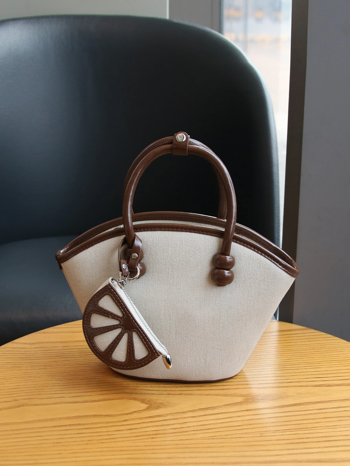 

Spring and summer 2026 new solid color simple ladies handbag niche design contrast commuter large-capacity shell bag casual fash