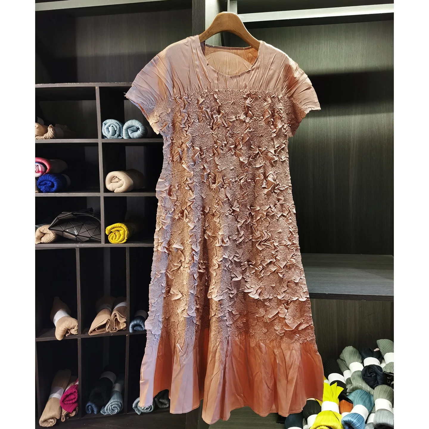 

Плиссированное платье Miyake, женское прямое длинное платье, свободное платье с мясным покрытием, трехмерное платье с тиснением для тяжелой промышленности, новинка 2023 г.