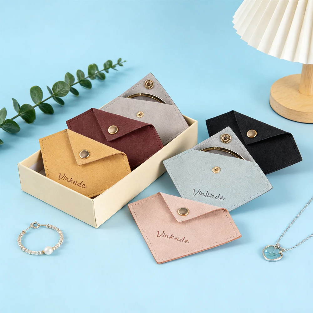 

Упаковочная сумка для сережек и браслетов с логотипом, 100 шт., 8x8 см, треугольная кнопка, замшевая сумка из микрофибры, бархатный мешок для ювелирных изделий