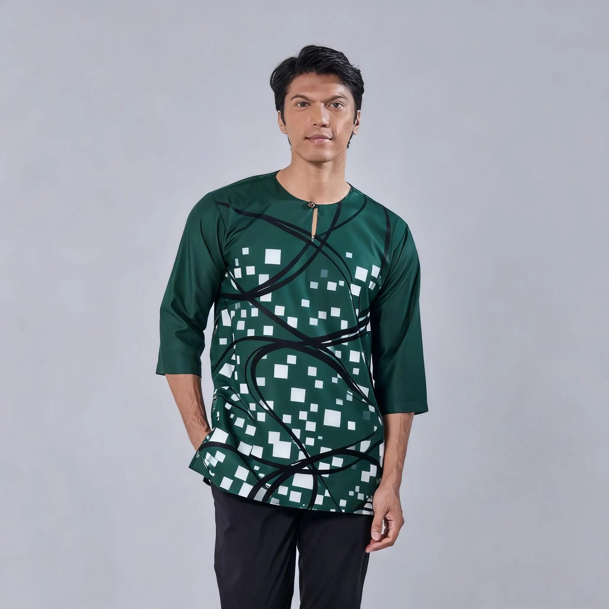 الرجال قميص مسلم بسيط تي شيرت غير رسمي نمط الطباعة العرقية قميص قصير الأكمام الوقوف طوق البرق رقيقة الملابس الإسلامية رجل