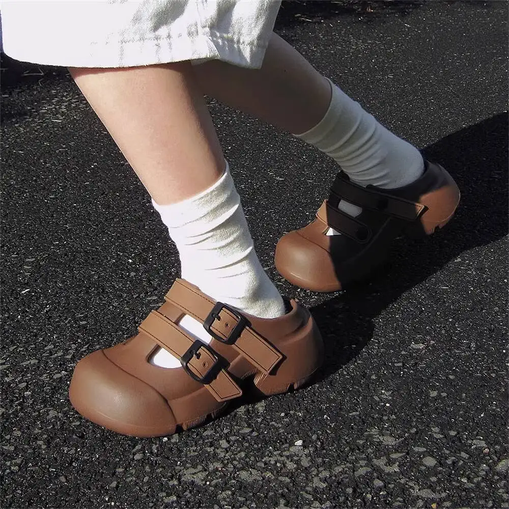 

Новые женские уличные сандалии-клоги на платформе 2026 года, модные массивные кроссовки в стиле «папины туфли», с закрытым носком, нескользящие, на платформе, летние шлепанцы