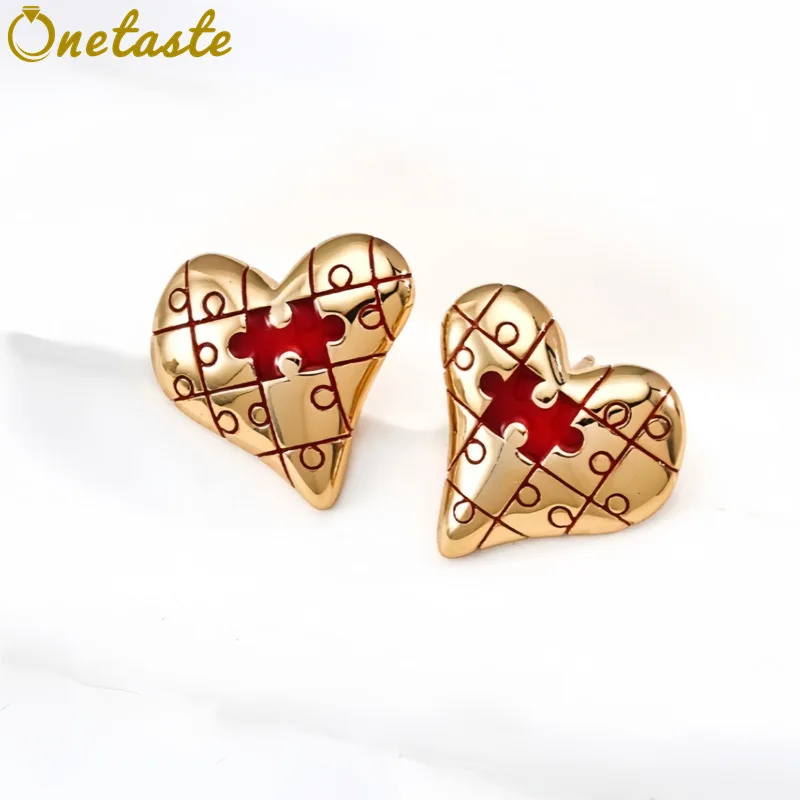 

Серьги-гвоздики из серебра 925 пробы с позолотой и красной эмалью в форме большого сердца-пазла, женские, изящные, уникальные, массивные, эффектные, подарок на День святого Валентина