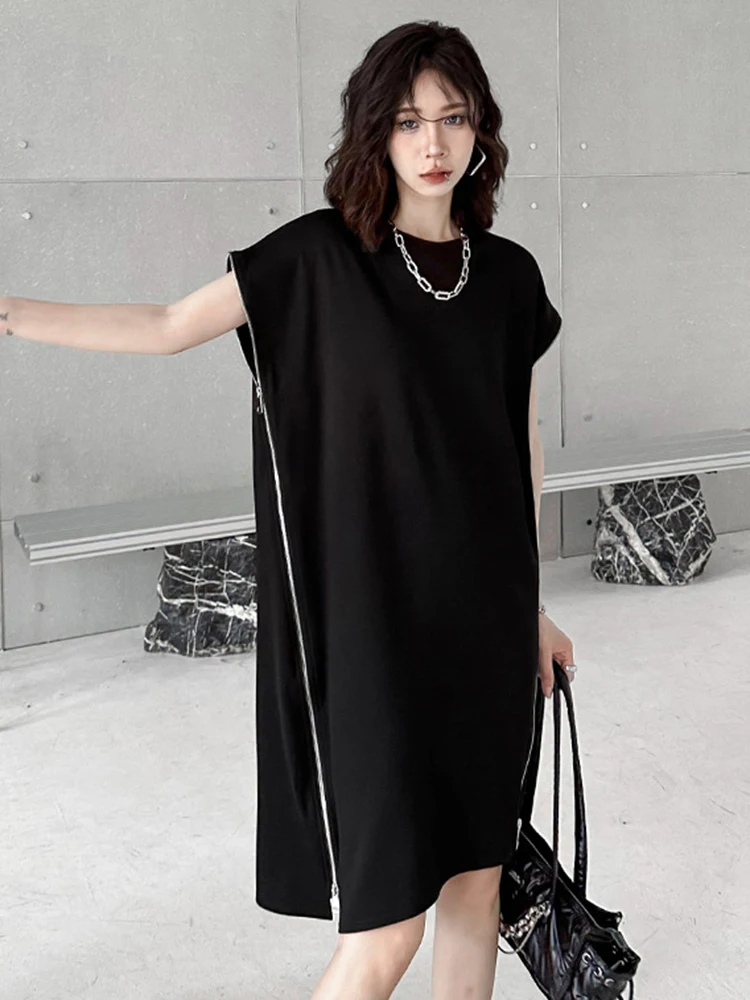 [EAM] Women Black Zipper Big Size Casual Dress New Round Neck Short Sleeve Loose Fit Fashion Tide Spring Summer 2024 1DF7865