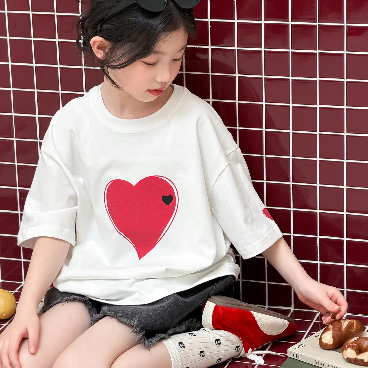 camiseta-de-manga-curta-para-meninas-fina-e-solta-versatil-branca-para-o-verao-para-criancas-grandes-estilosa