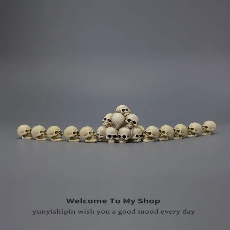 I'm bored, put a few skull ornaments, fun workstation decompression ornaments, Halloween decorations