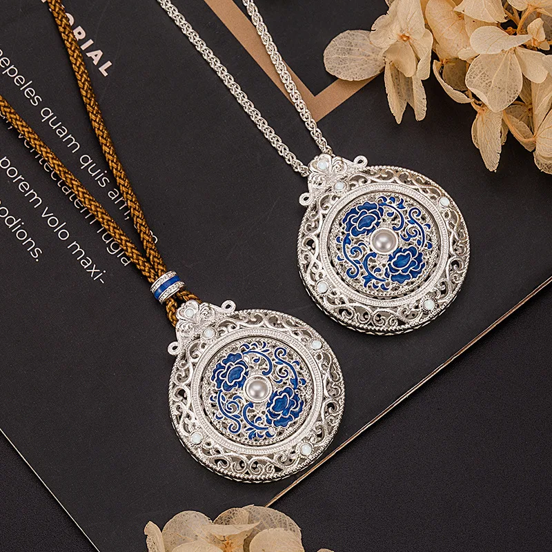 Vintage Chinese Style Lucky Blessing Blue And White Porcelain Peony Rotatable Compass Pendant Silver Plated Necklace Chinoiserie