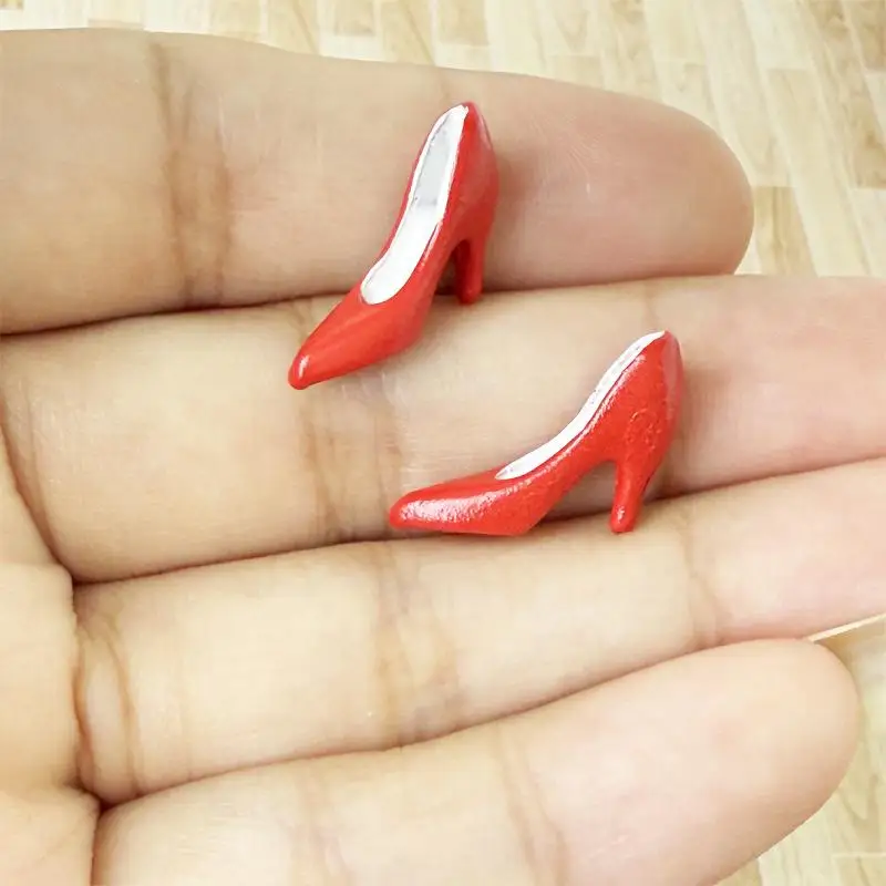 1/12 スケールのドールハウス人形の靴、おもちゃの DIY アクセサリー用の小さなハイヒール装飾 2 個
