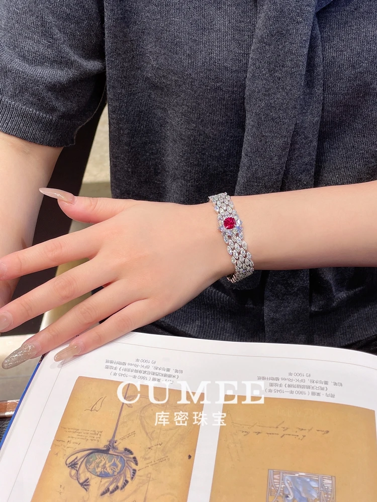 سوار CUMEE ذو إصدار واسع كامل من الألماس الصناعي الناعم عالي الكربون. 925 فضة مطلية بالذهب