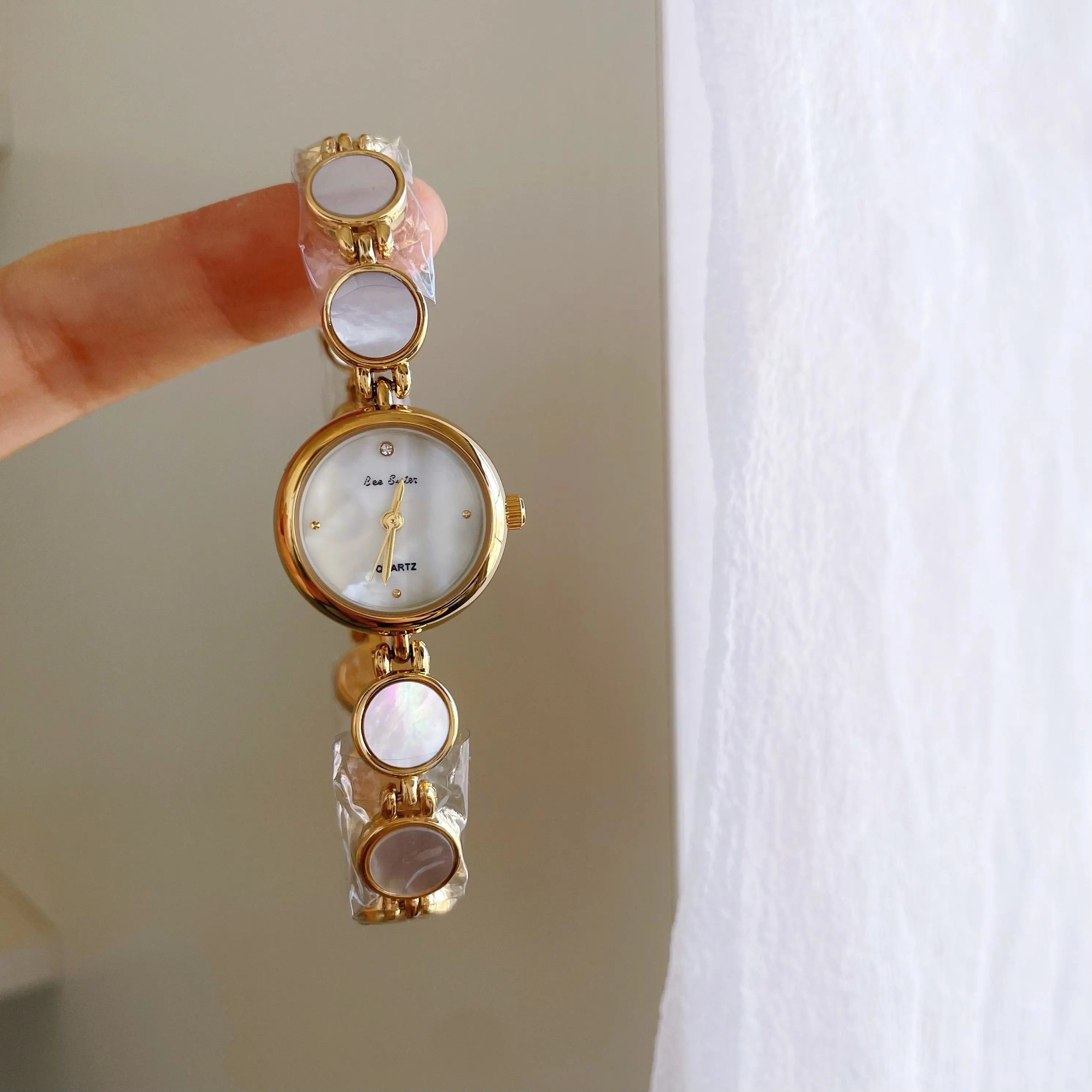 

Новые роскошные женские кварцевые часы с маленьким циферблатомЭлегантные женские часы, подарок на день рожденияМодные кварцевые наручные часы, женские аксессуары.