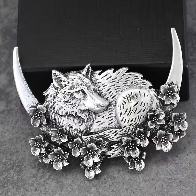 Eine Vintage-Haarpin mit einem Wikinger-Wolf-Motiv, ein Geschenk mit dem Motiv von Mond und Wolf – perfekt für den Anlass. – Detail 3