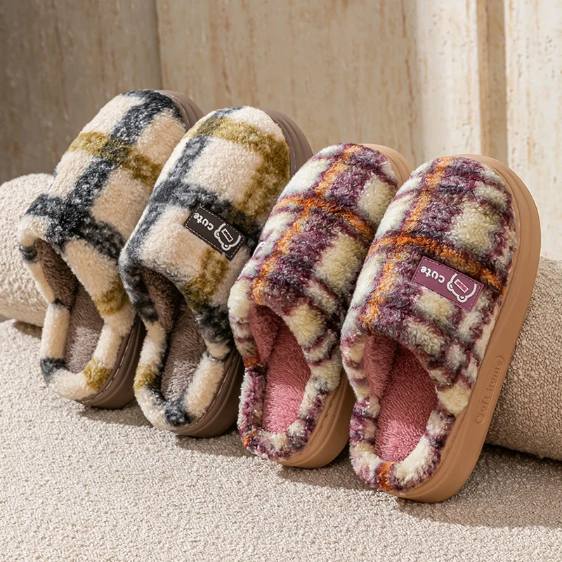 شباشب قطنية نسائية شتوية جديدة للمنزل الداخلي ومضادة للانزلاق دافئة من القطيفة ومضادة للبرد ونعل سميك للزوجين من القطن