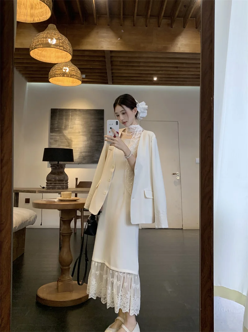 

Элегантный костюм с кружевными вставками: пиджак с длинными рукавами и платье-сарафан А-силуэта. Модный комплект из двух предметов для офиса и повседневной носки.