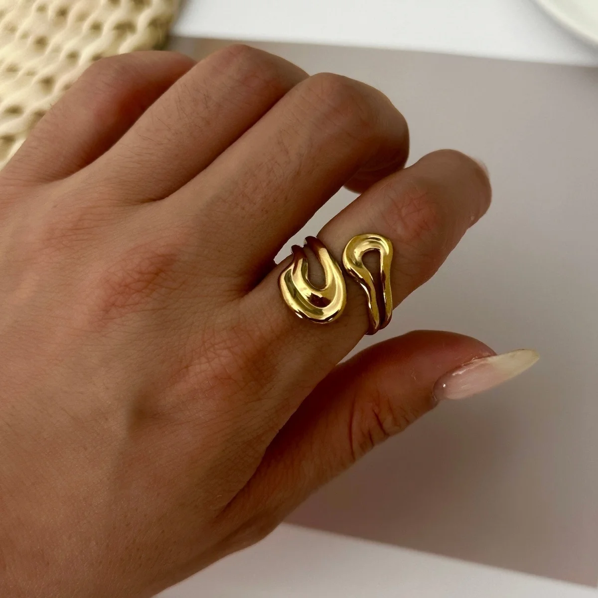 Edelstahl-Spiralring mit Lava-Infiniti-Schleifenmuster, gehämmert, für Damen und Herren, unregelmäßiger, strukturierter, geometrischer Ring, Punk-Schmuck – Detail 13