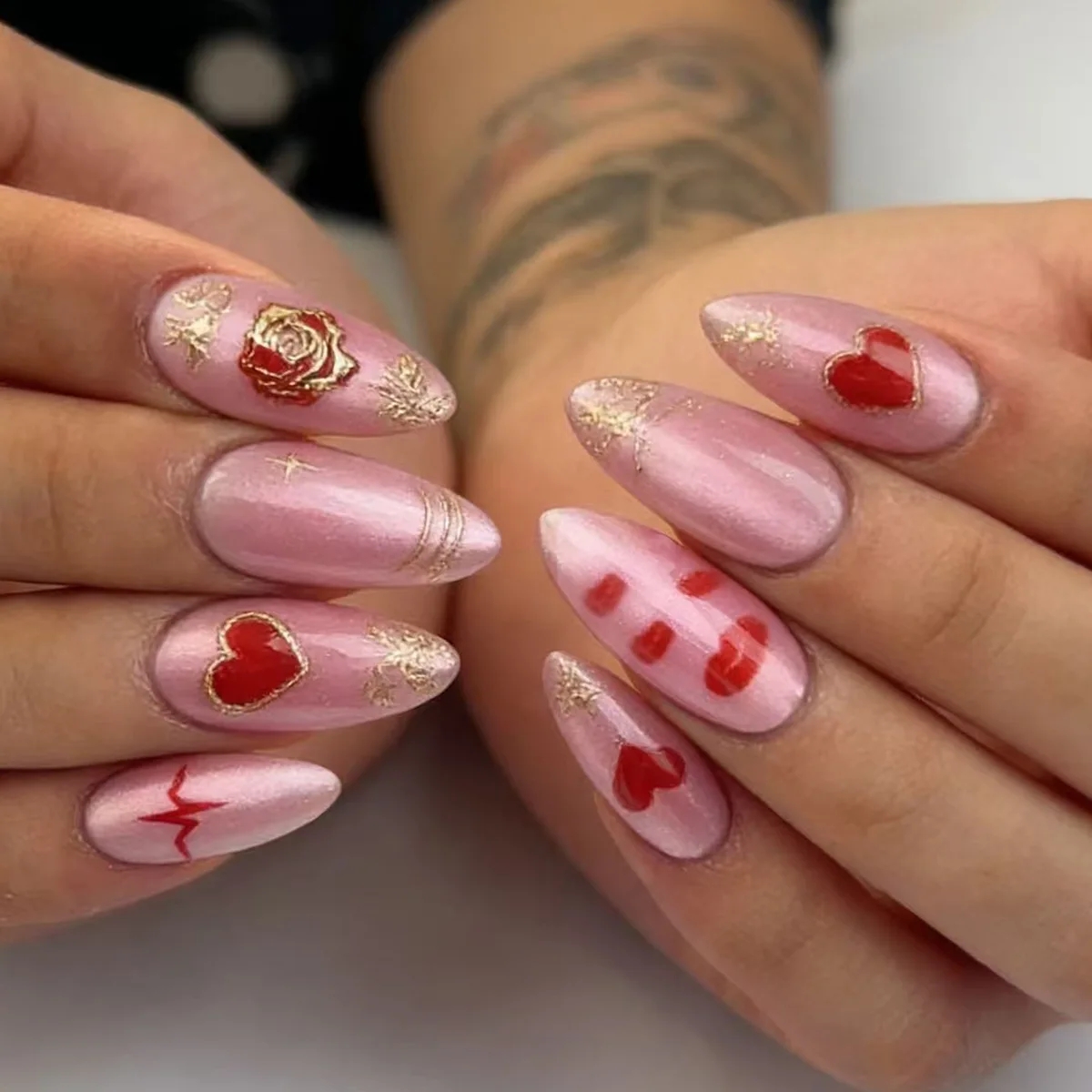 Katzenaugen-Kunstnägel Glänzende Schimmernde Rosa Mandel-Nagelspitzen mit Niedlichem Rotem Herz und Rose für Valentinstag Aufdrück-Kunstnägel