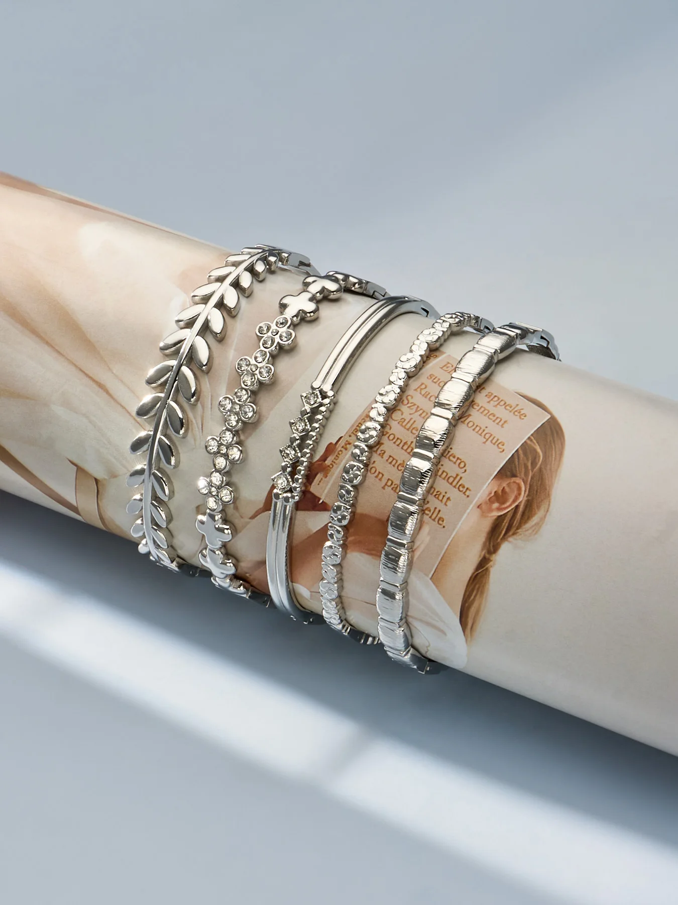 Statement-Blatt-Armreifen, Zirkon-Blumen-Armreifen, 18k vergoldete Edelstahl-Armreifen, strukturierte Armbänder für Damen – Detail 12