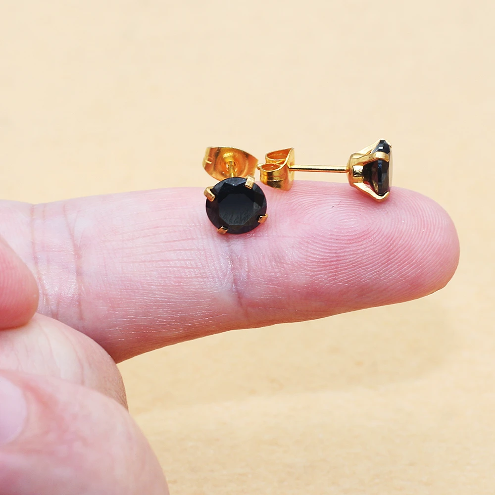 Goldfarbene, hypoallergene, minimalistische Ohrringe aus Edelstahl, 7 mm, mit schwarzen Zirkonia-Steinen, Schmuck für Damen, Nadelstärke 0,8 x 11 mm. – Detail 1