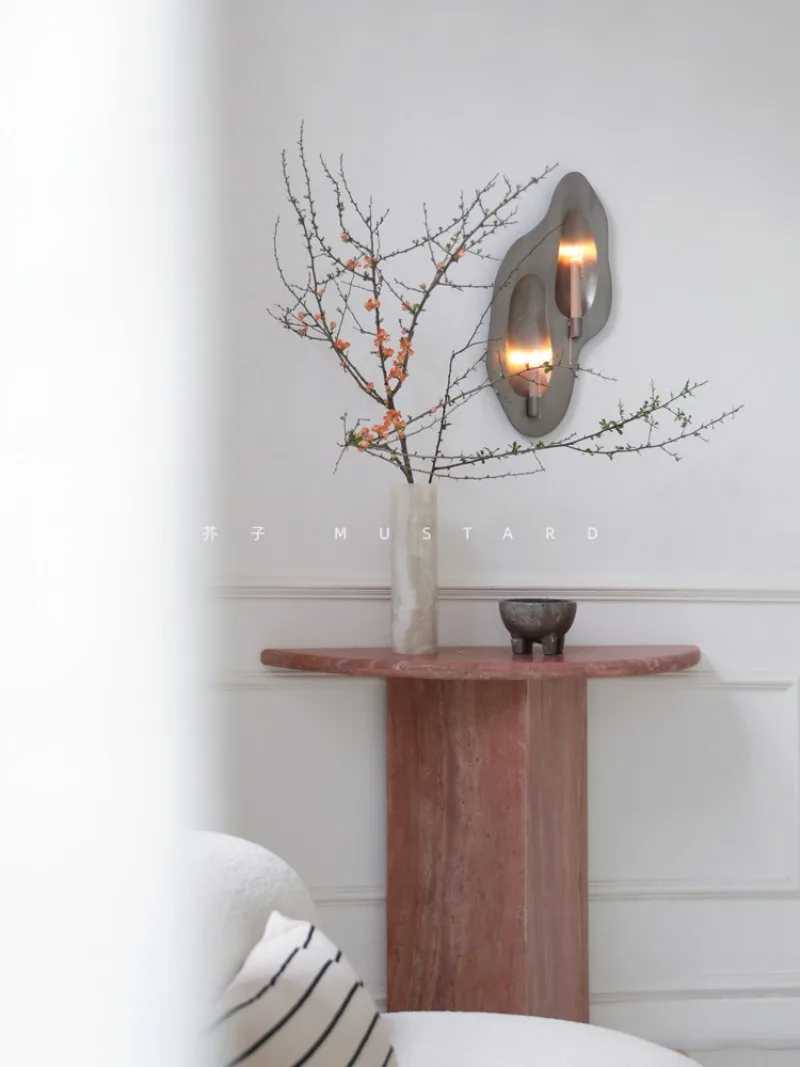 Hanging candlesticks, antique trays, candle bases, small fragrant atmosphere