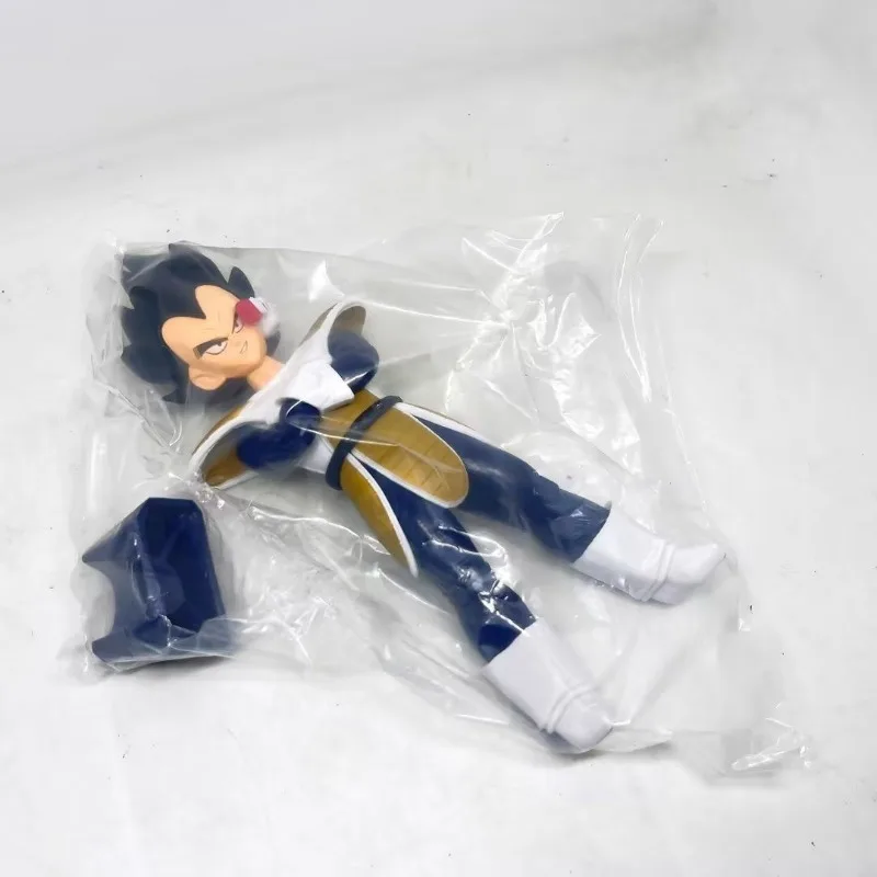 Bandai Dragon Ball Anime Action Figures Super Saiyan Vegeta Tuta da combattimento Modello Desktop Doll Ornament Collection Decorazione Regalo