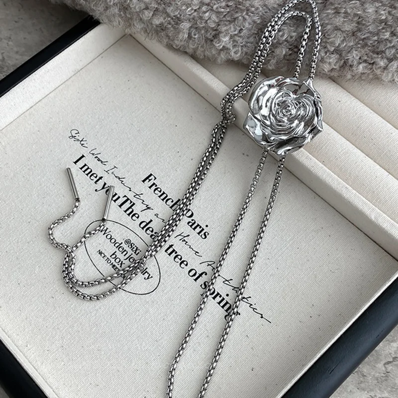 Collier à pampilles en métal liquide pour femmes, couleur argent, fleur de Rose, accessoires de mode, chaîne de clavicule réglable, bijoux à breloques