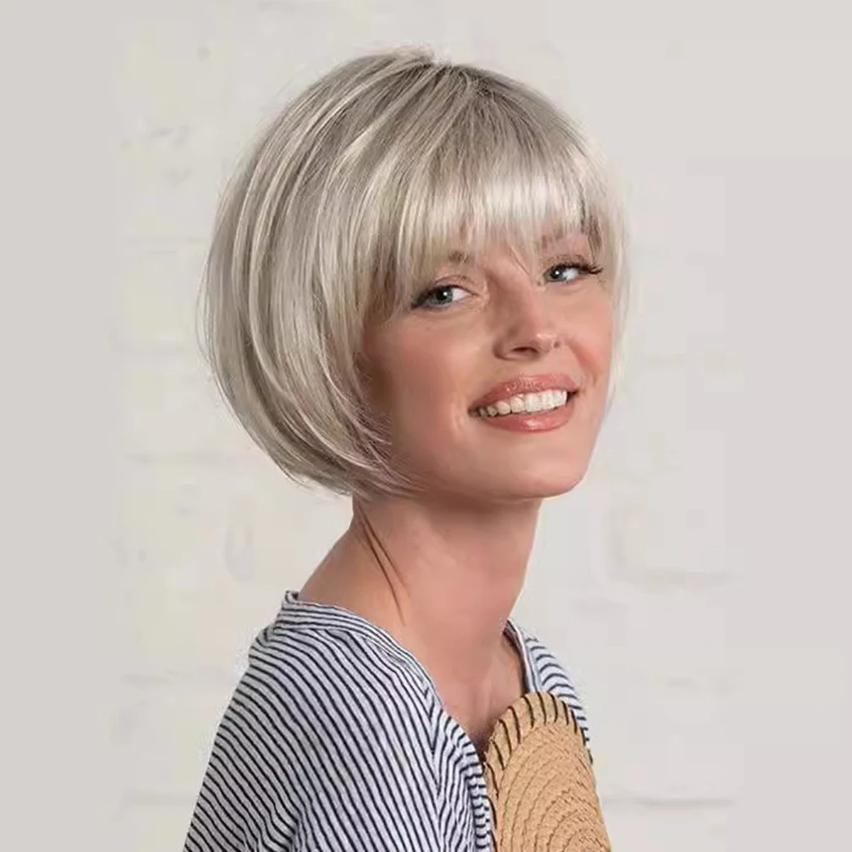 

Elegant Honey Brown Short Bob Wig with Side Bangs – Natural-Looking Synthetic Hair for Women.