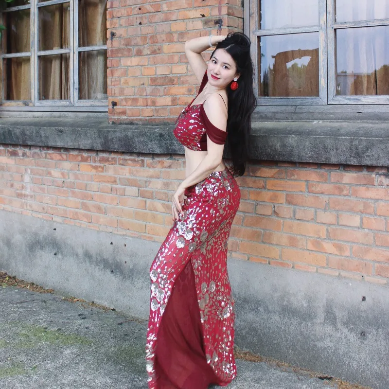 Costumi di danza del ventre personalizzati Set Abito di classe Abito da pratica di temperamento sexy Costume da spettacolo ricamato con paillettes rosso vino