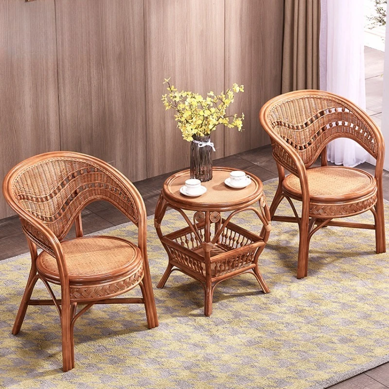 Natürlicher Rattanstuhl, dreiteiliger Balkontisch und Stuhl, Freizeit-Haushaltskombination im Innenhof