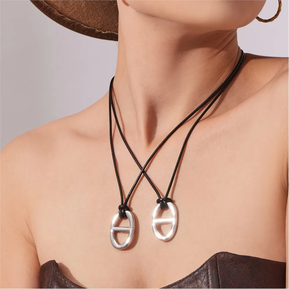 Halskette mit H-Buchstaben-Anhänger aus Edelstahl, 18 Karat vergoldet, Charm-Halskette mit PU-Seil, schwarze Lederseil-Halsketten für Frauen