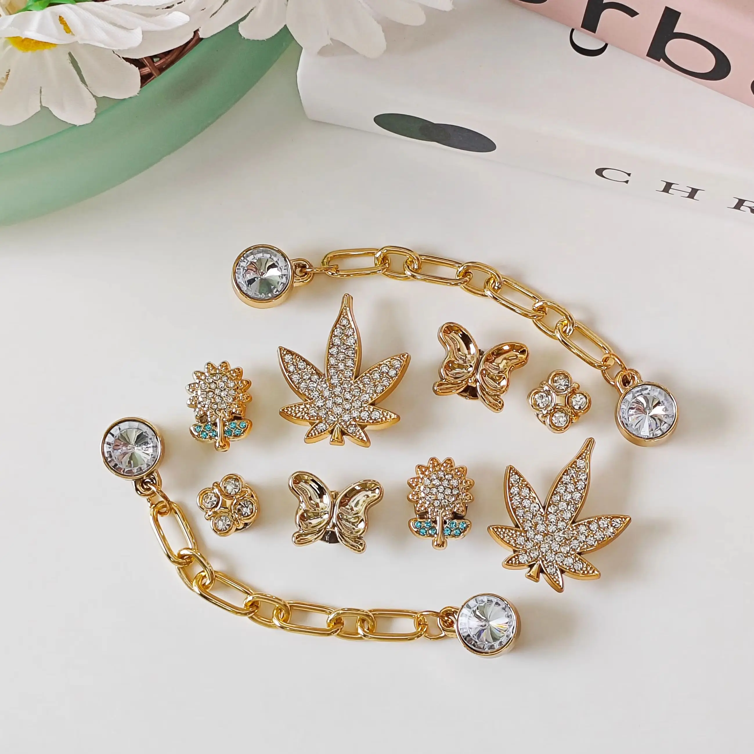 10Pcs Shoe Decoration DIY Charms, Fashionable and Versatile Maple Leaves, Butterflies, Sunflowers, Rhinestone Chain Decorative Buckles, Suitable for Eva Beach Shoes, Sandals, Detachable Shoe Decoration, Girls' Accessories, Holiday Gifts