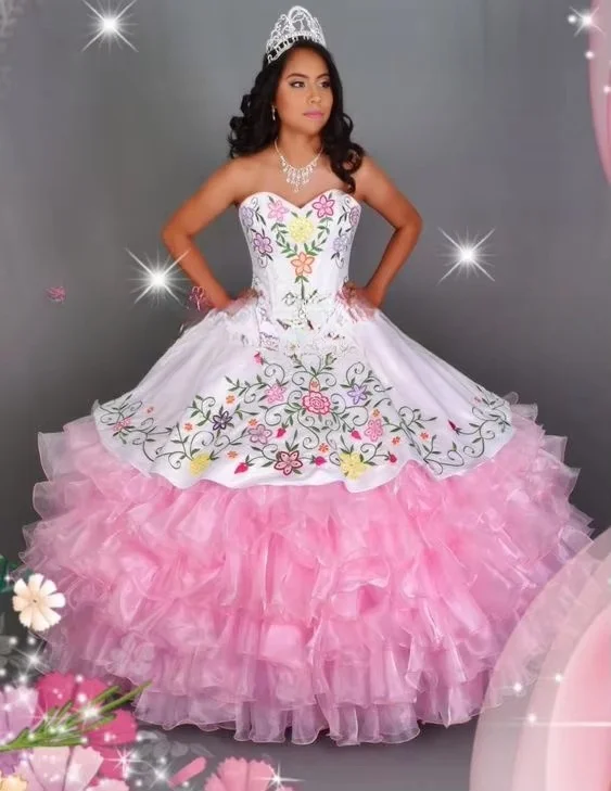 فساتين Quinceanera للأميرة Charro Quinceanera باللون الأبيض والوردي 2025 مشد على شكل قلب وأربطة وكشكشة مطرزة فيستدوس دي 15 كوينسيانيرا