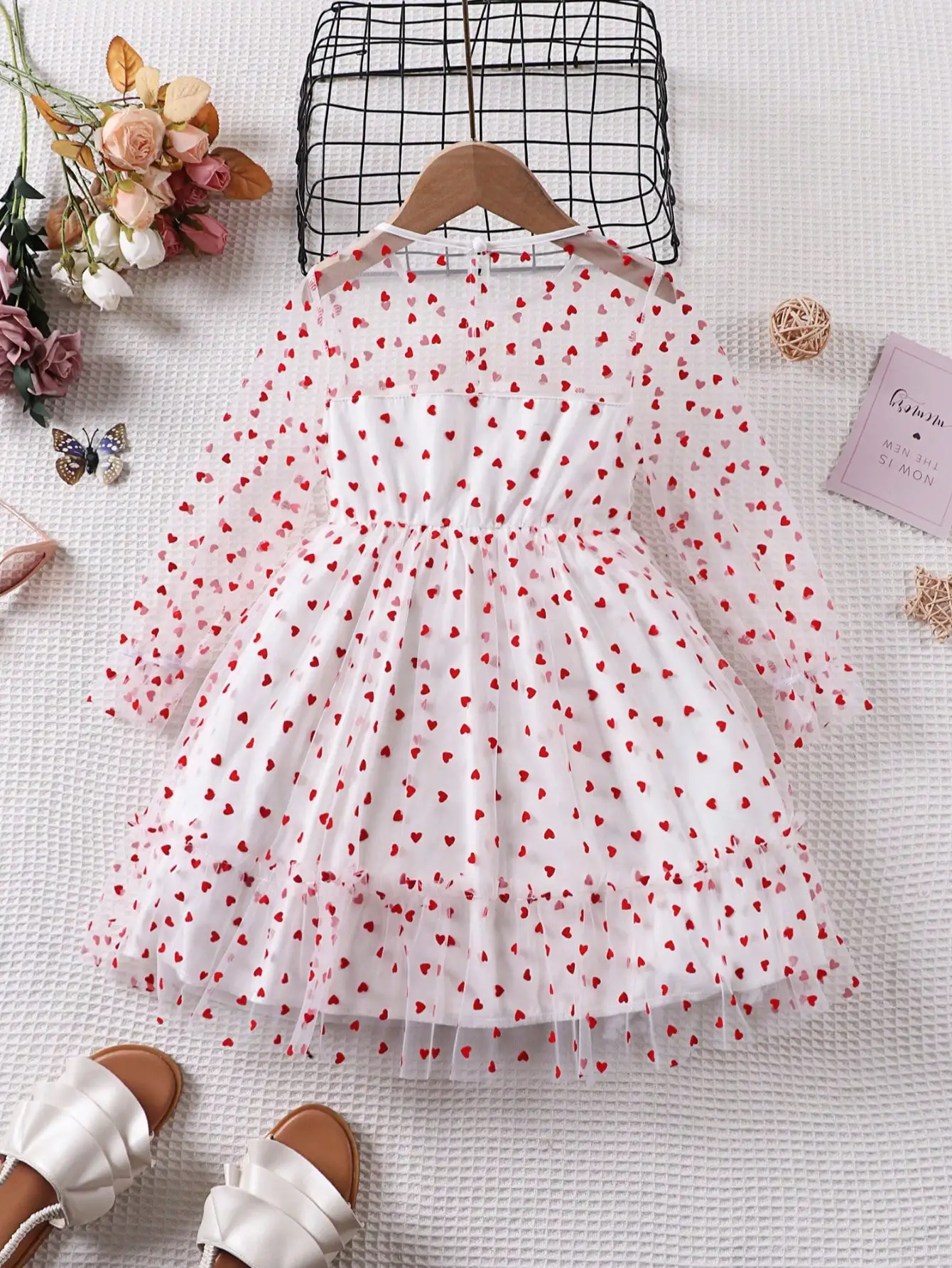 Lässiges, elegantes und bequemes zweilagiges langärmeliges Faltenrockkleid für Kinder mit Trompetenmuster. – Detail 4