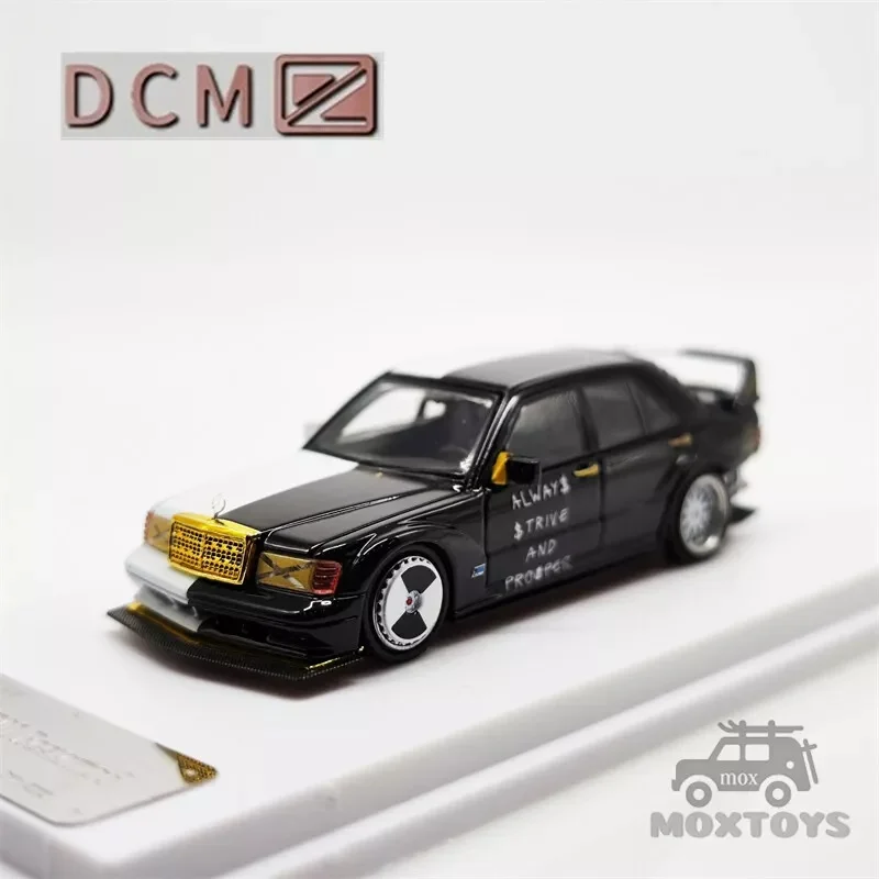 DCM 1:64 190E W201 Restomod Need for Speed schwarz-weißes Modellauto