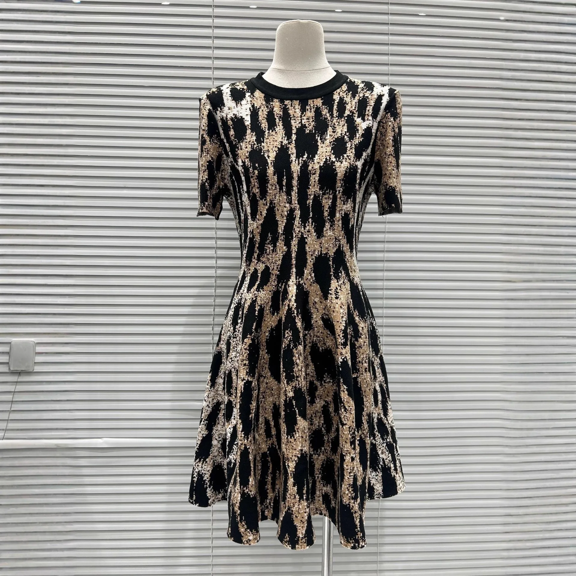 

Contrasting Jacquard Leopard Print Long-sleeved Knitted Sweater Women's Autumn Short Sleeve Fit Flare SHort Sweater Dress