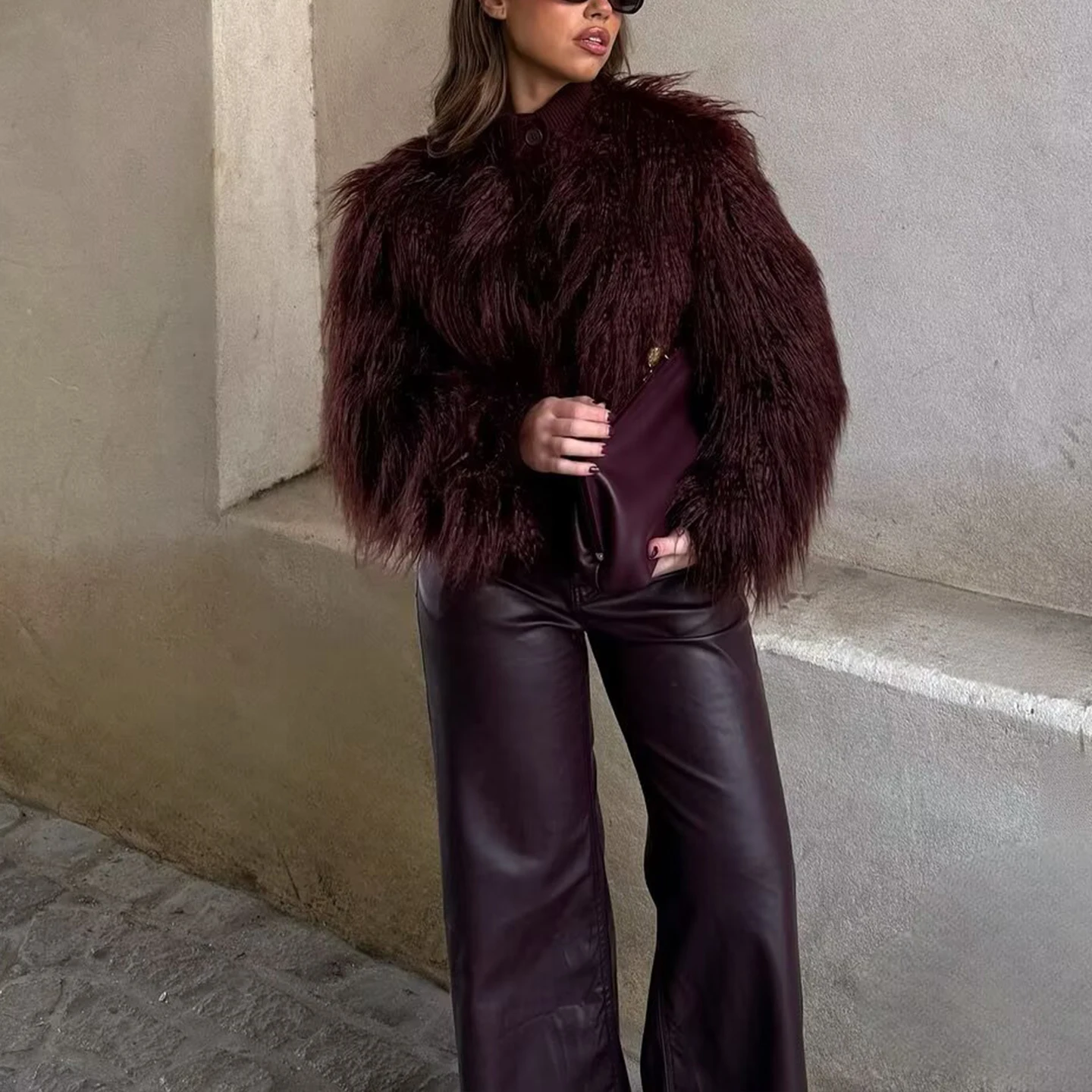 ملابس خارجية محبوكة من الفرو الاصطناعي للنساء لخريف 2025 مع حامل مناسب للتنقل بدون قبعة متضمنة