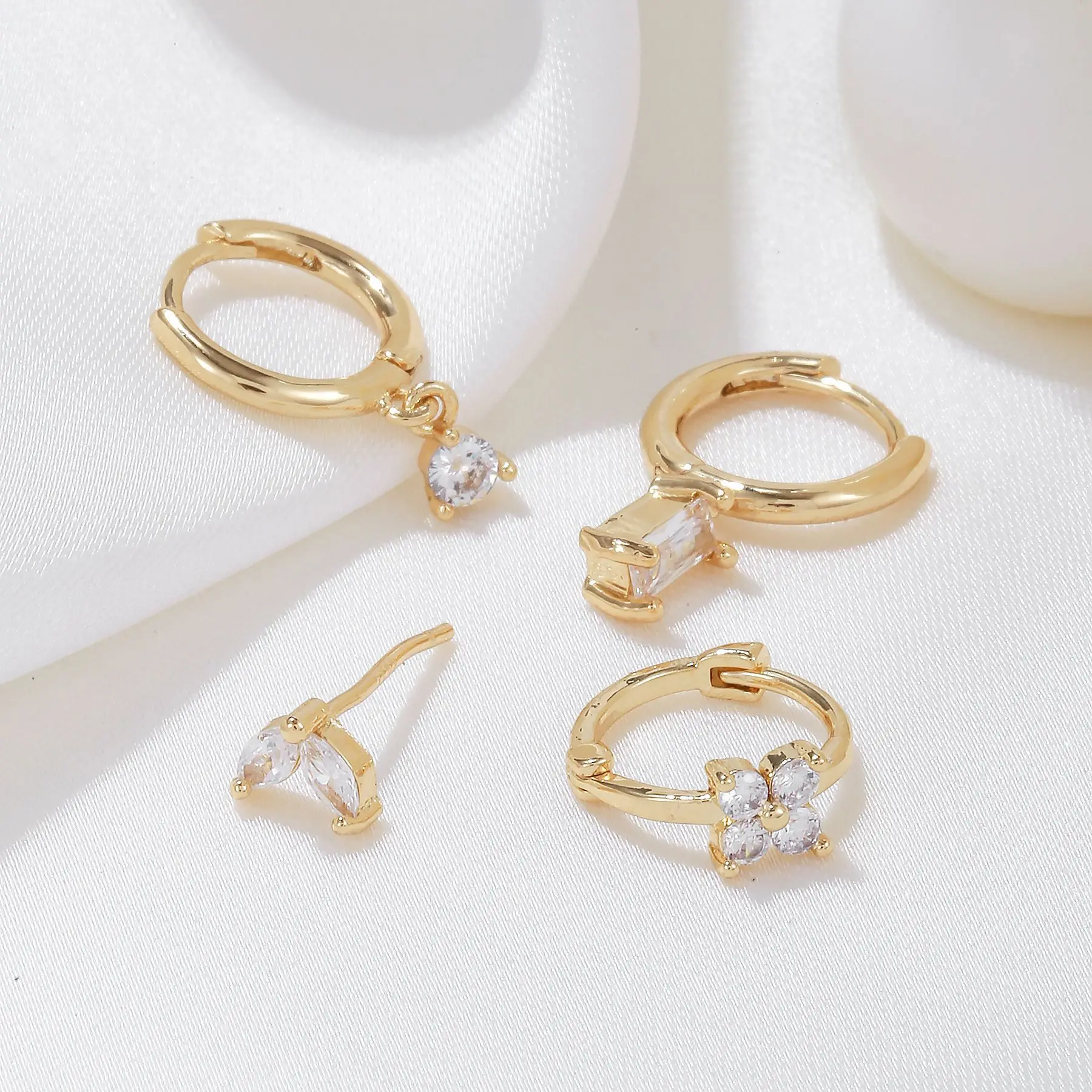4PCS Tiny Flower Clear CZ Huggie Hoop Earrings Set for Women Dainty 4 Holes Zircons Cartilage Piercing Stud Earring Cute Jewelry