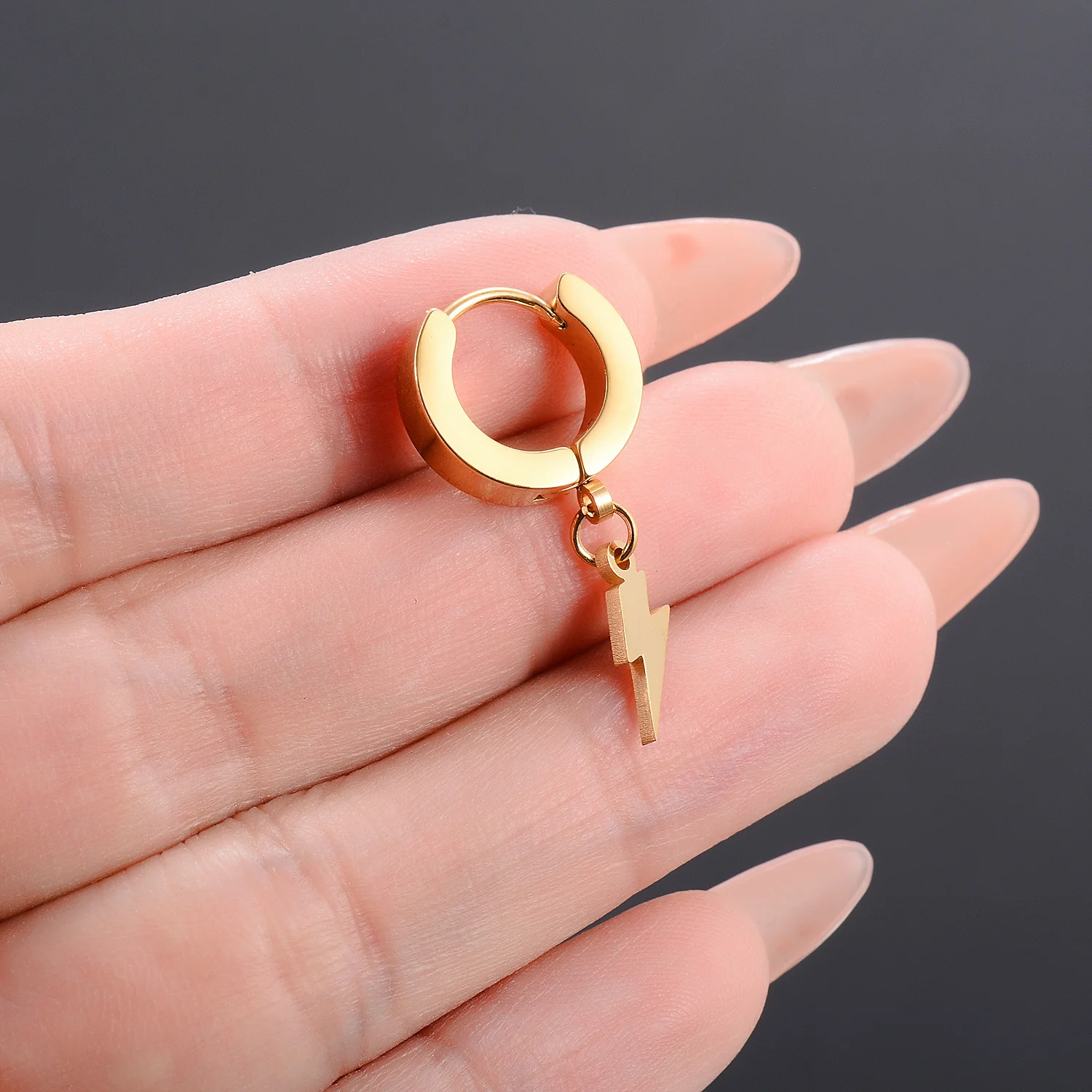 1 Paar Lightning-Anhänger Punk Edelstahl Ohrstecker Schwarzes Ohrring-Set Hip-Hop Piercing Ohrschmuck für Männer und Frauen – Detail 7