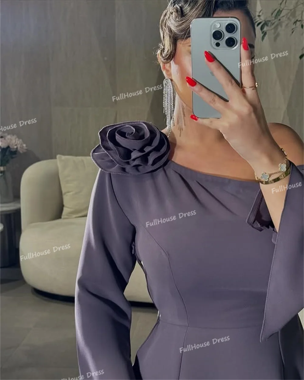 Robe de soirée plissée à plusieurs niveaux sur mesure, asymétrique épaule dénudée, dos nu, longueur thé, manches longues, robe de soirée avec fleurs