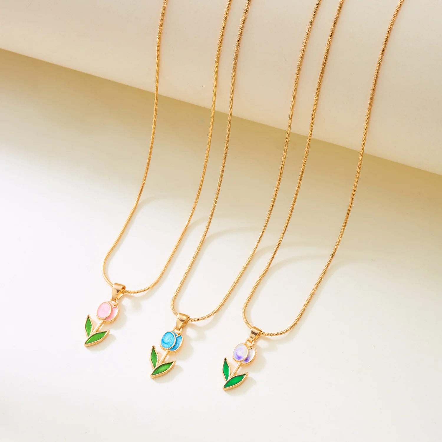 Bezaubernde Rosa Tulpen-Statement-Halskette für Frauen Zierliche Frühlings-Blumen-Anhänger-Halskette Party-Schmuck Accessoires – Detail 5
