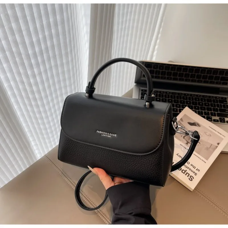 

Luxury Minimalist Diaper Bag Women's Elegant Crossbody Handbag Designer Vintage Tote Leather Made For Fashionable Moms