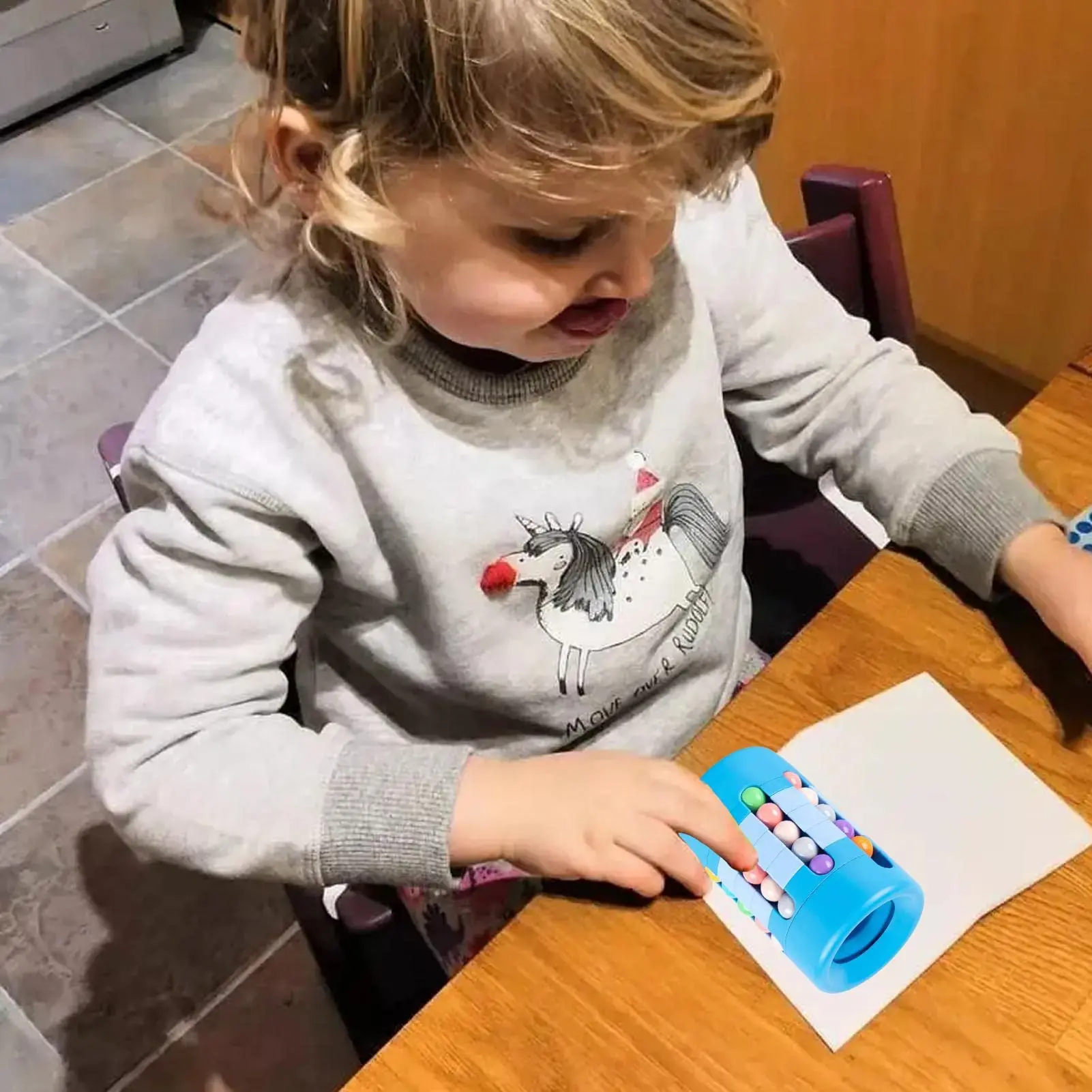 Portapenne rotante con cubo di fagioli magici, giocattolo rotante e organizer da scrivania per alleviare lo stress e la creatività