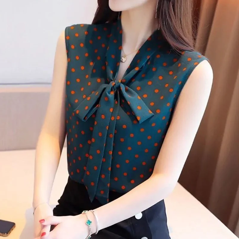 Nieuwe zomer kantoor dame elegante mode stippenprint strik vetersluiting losse chiffon tanktop shirt mouwloze casual blouses