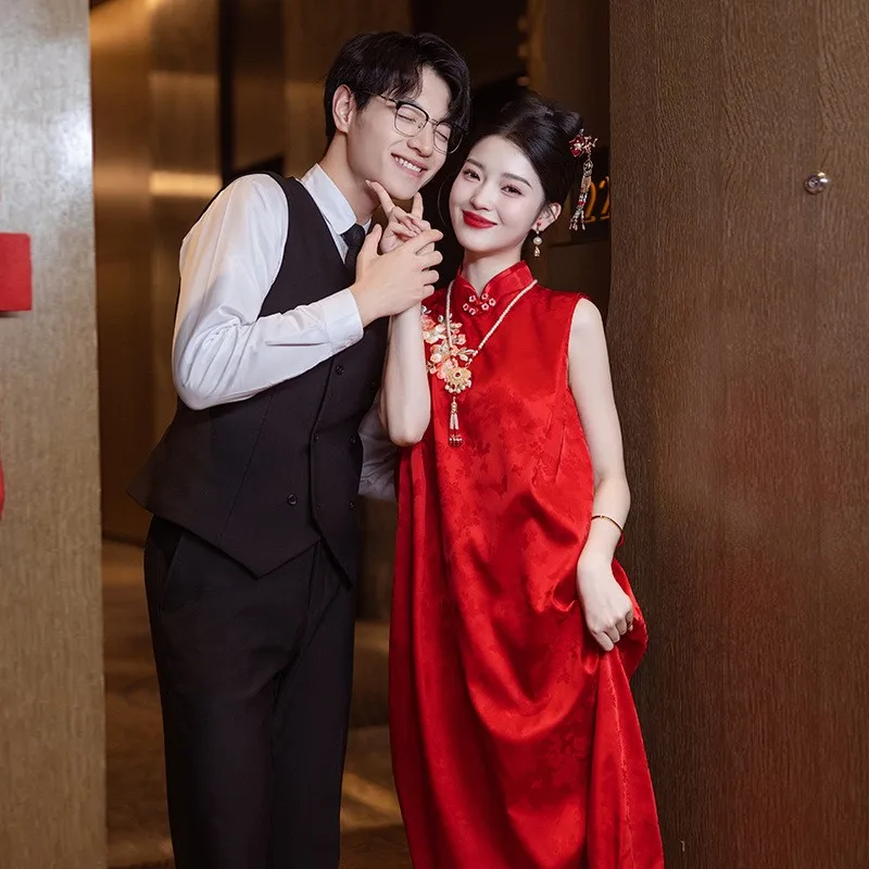 

A new style of Chinese sleeveless cheongsam dress with improvement toasting morning